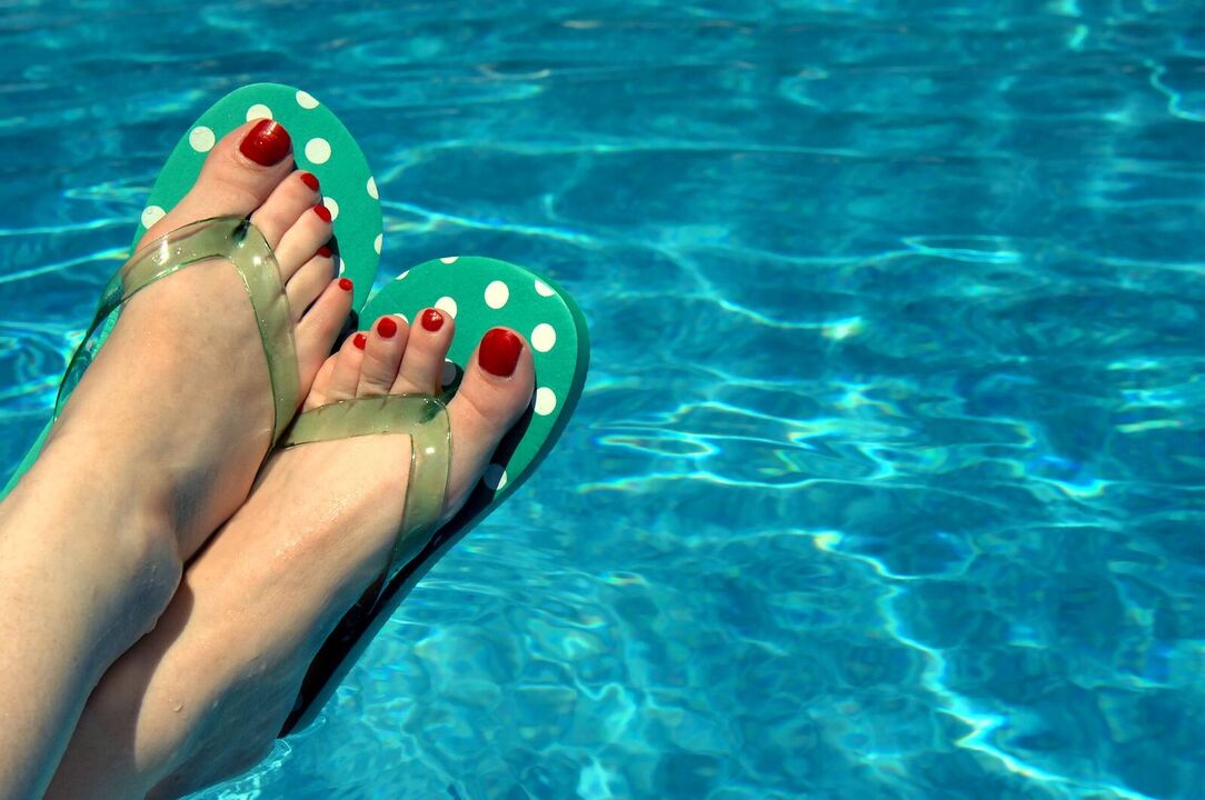 nošenje čevljev v bazenu za preprečevanje gliv