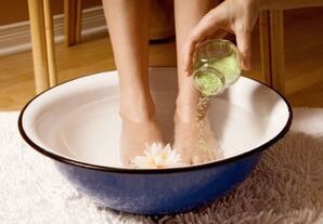 Za ljudi z glivicami na nohtih nog je koristna kopel s kisom in soljo. 