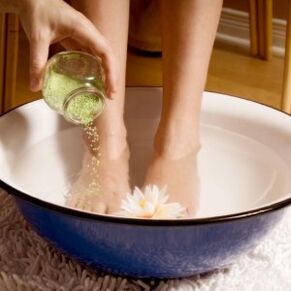 Med zdravljenjem glivic si morate pogosto umivati ​​noge. 
